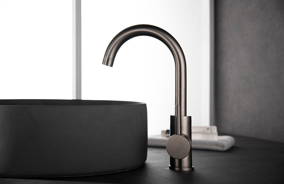 Ribbd wastafelkraan met draaibare uitloop en coldstart geborsteld staal PVD