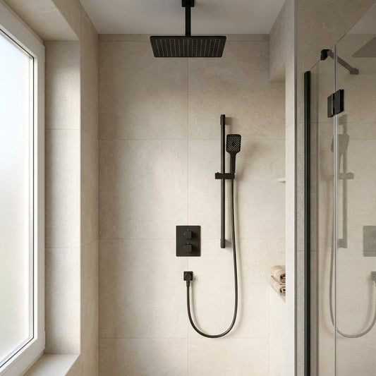 Moderne badkamer met zwarte inbouw douchekraan op lichte tegelwand, regendouche en handdouche, strak gestyled in zacht daglicht.