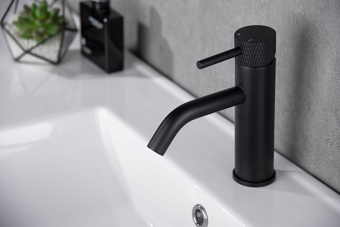 Ribbd wastafelkraan met coldstart mat zwart