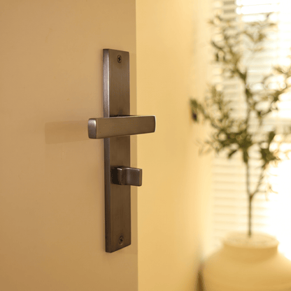 Deurklink Fano in gun metal met WC-sluiting 63 mm gemonteerd op een deur