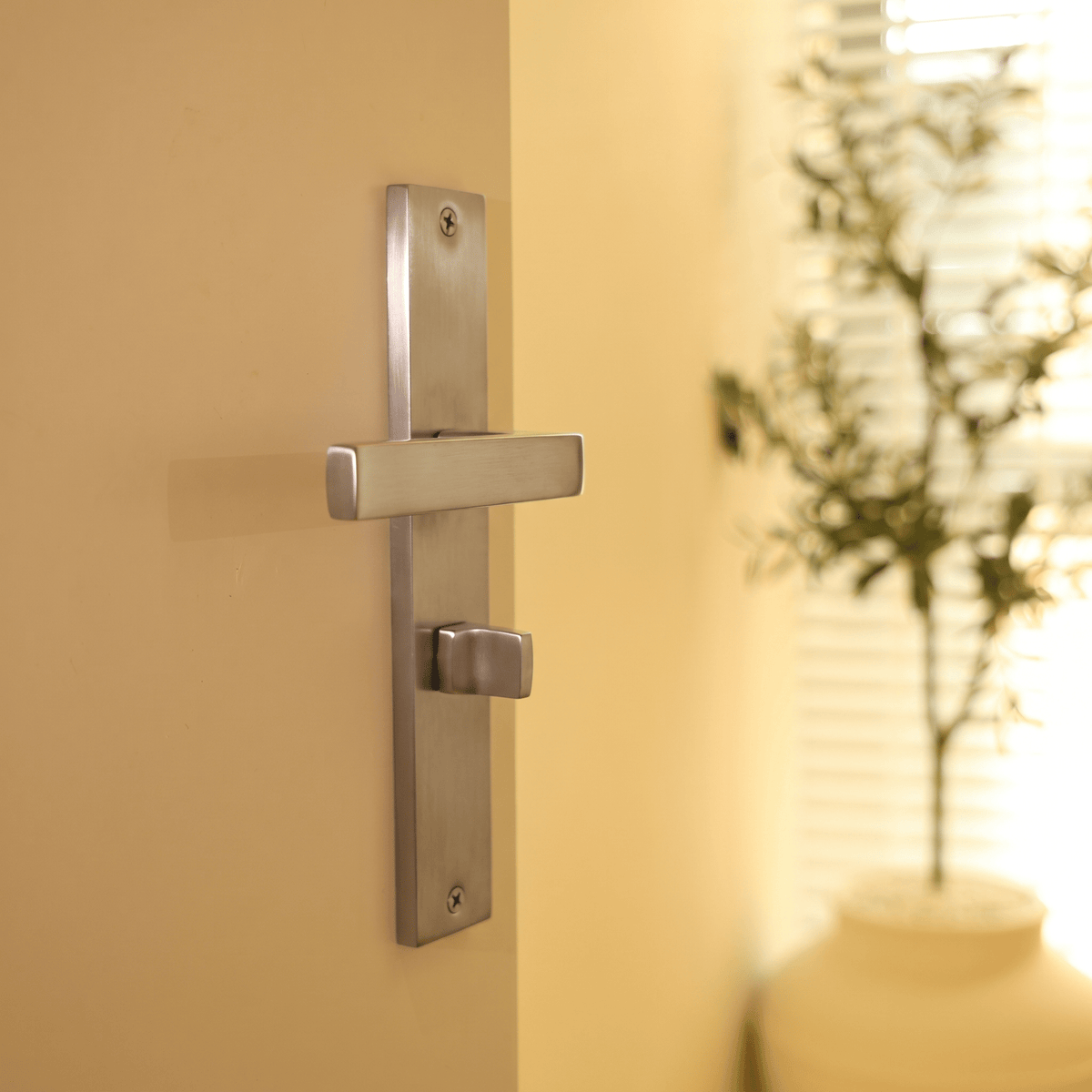 Deurklink Grado in RVS met WC-sluiting 63 mm gemonteerd op een deur