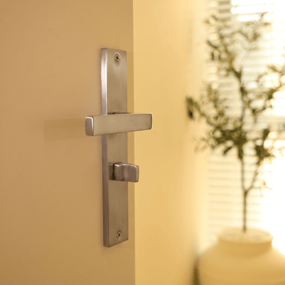 Deurklink Grado in RVS met WC-sluiting 63 mm gemonteerd op een deur