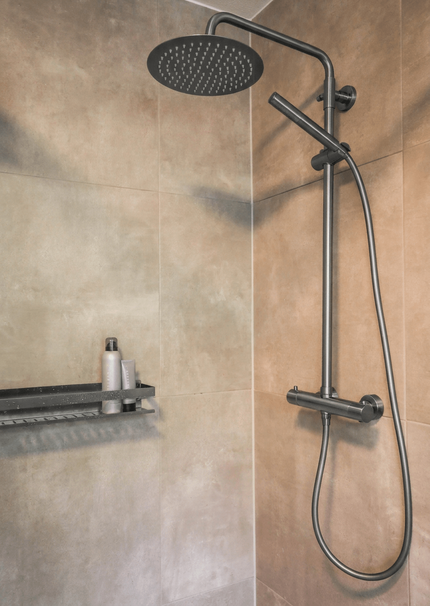 Doucherek Tavolo in gun metal gemonteerd in een douche