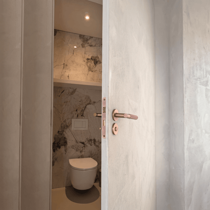 Rond WC-rozet Arzana in koper op een toiletdeur