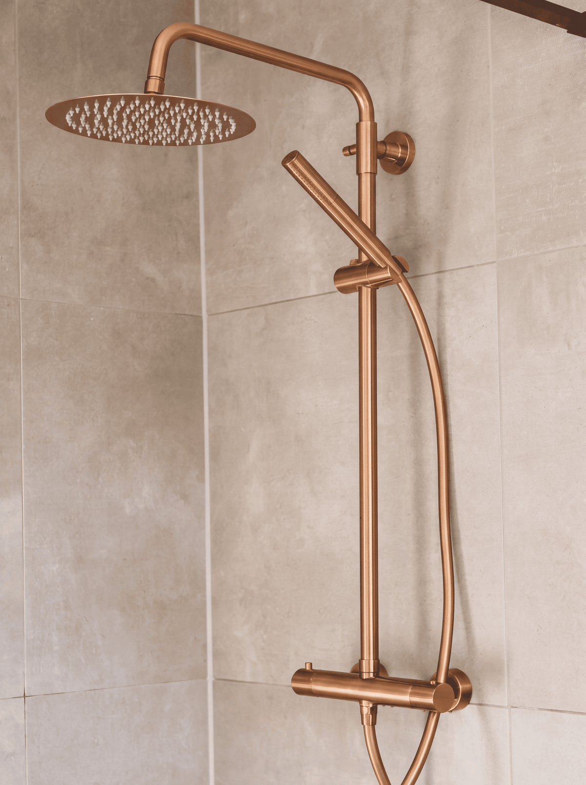 Ronde regendoucheset Novi in brons gemonteerd in een douche