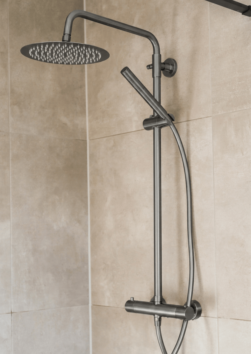 Ronde regendoucheset Novi in gun metal gemonteerd in een douche