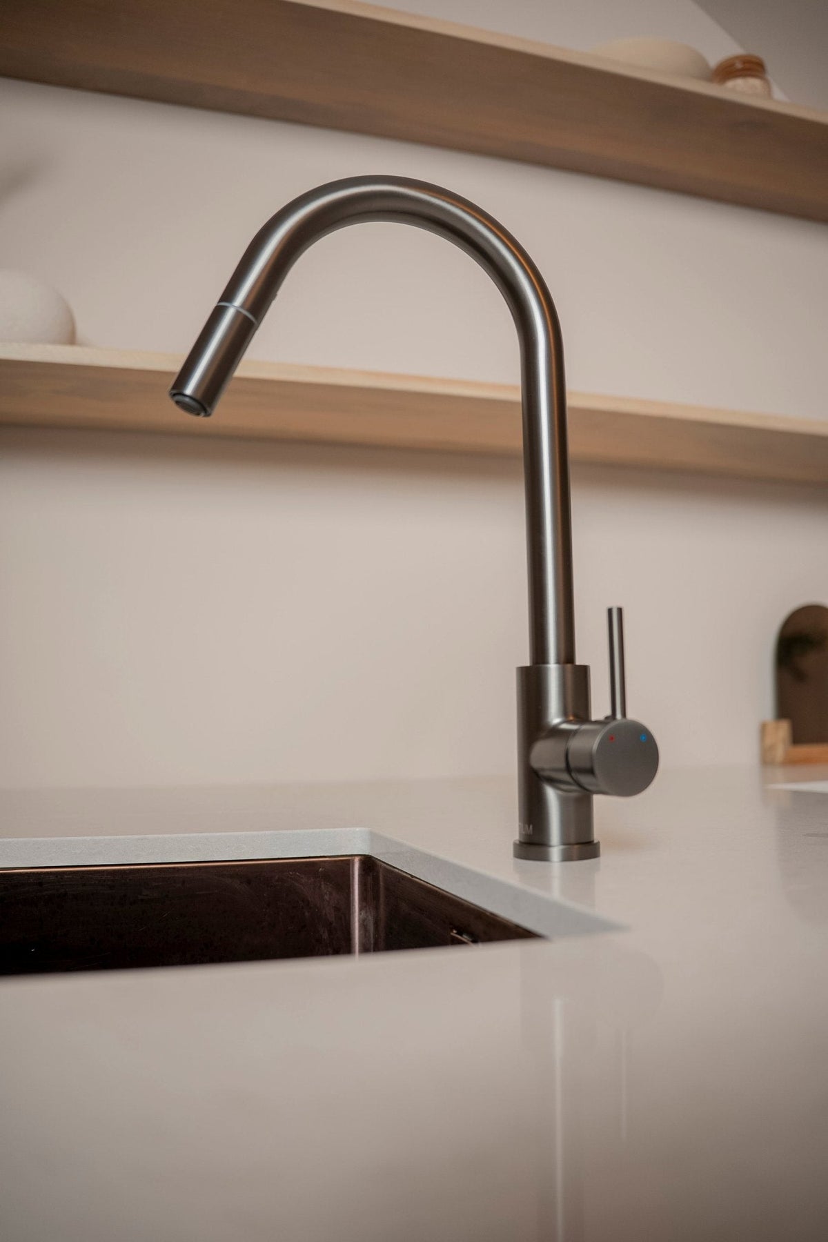 Uittrekbare keukenkraan Silana in gun metal bij een spoelbak