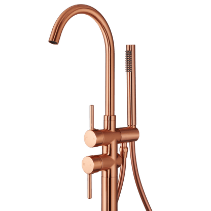 Detail van vrijstaande badkraan met handdouche Armonio in rosé koper