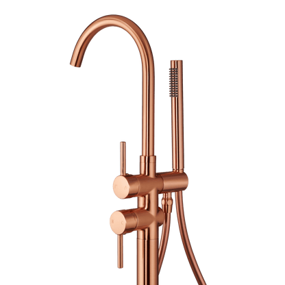 Detail van vrijstaande badkraan met handdouche Armonio in rosé koper