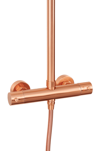 Detail van de bediening van ronde regendoucheset Novi in rosé koper