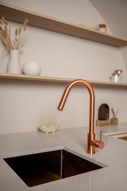 Uittrekbare keukenkraan Silana in rosé koper bij een spoelbak